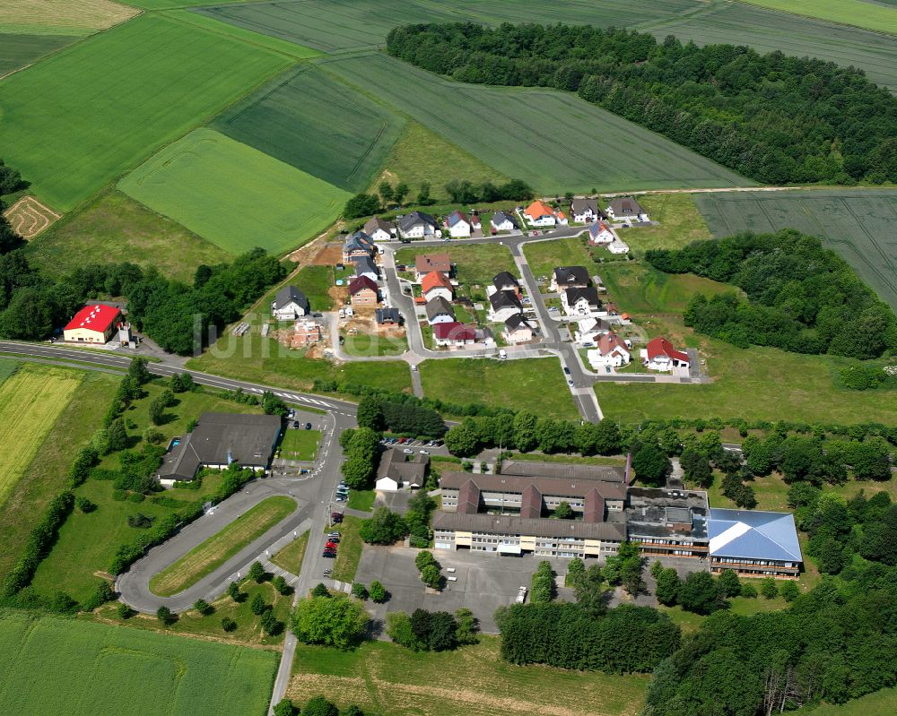 Nieder-Ohmen aus der Vogelperspektive: Dorfkern am Feldrand in Nieder-Ohmen im Bundesland Hessen, Deutschland