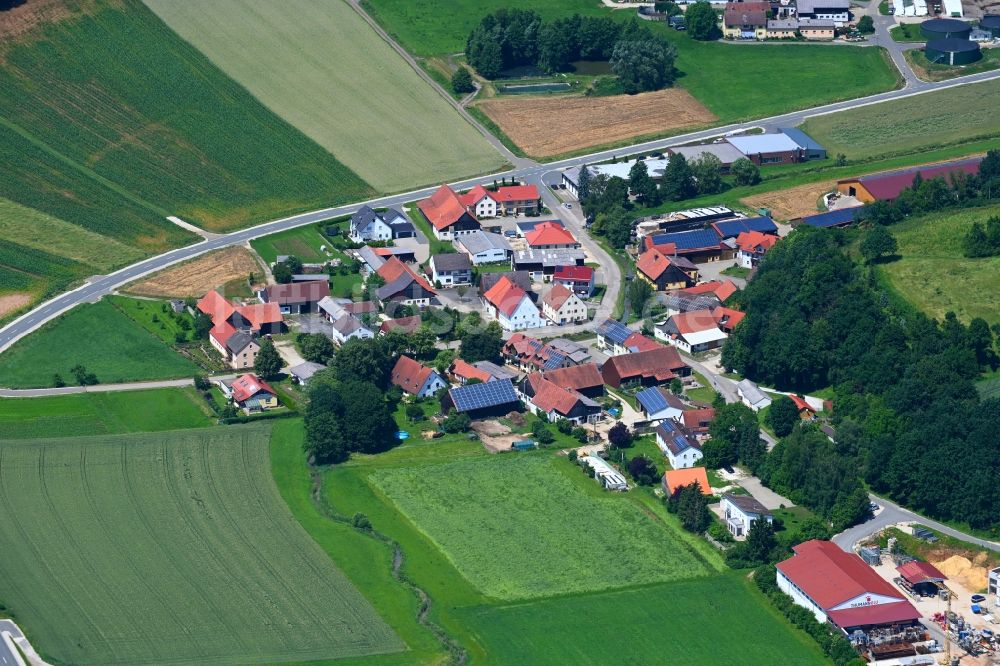 Niederhofen aus der Vogelperspektive: Dorfkern am Feldrand in Niederhofen im Bundesland Bayern, Deutschland