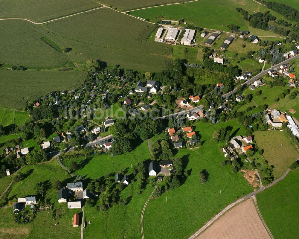 Niederlichtenau aus der Vogelperspektive: Dorfkern am Feldrand in Niederlichtenau im Bundesland Sachsen, Deutschland