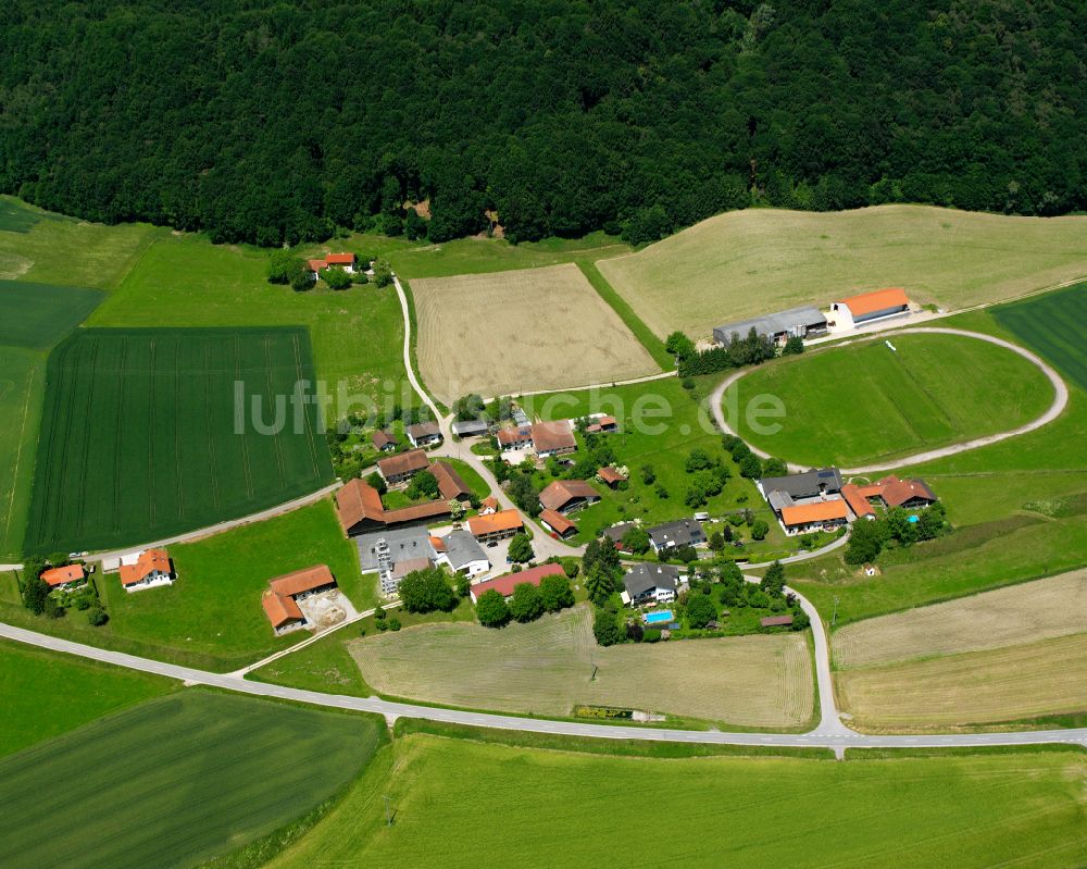 Luftaufnahme Niederperach - Dorfkern am Feldrand in Niederperach im Bundesland Bayern, Deutschland