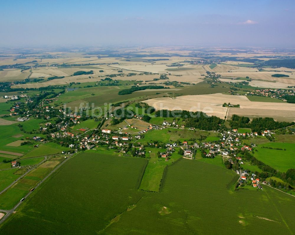 Luftaufnahme Niederschöna - Dorfkern am Feldrand in Niederschöna im Bundesland Sachsen, Deutschland