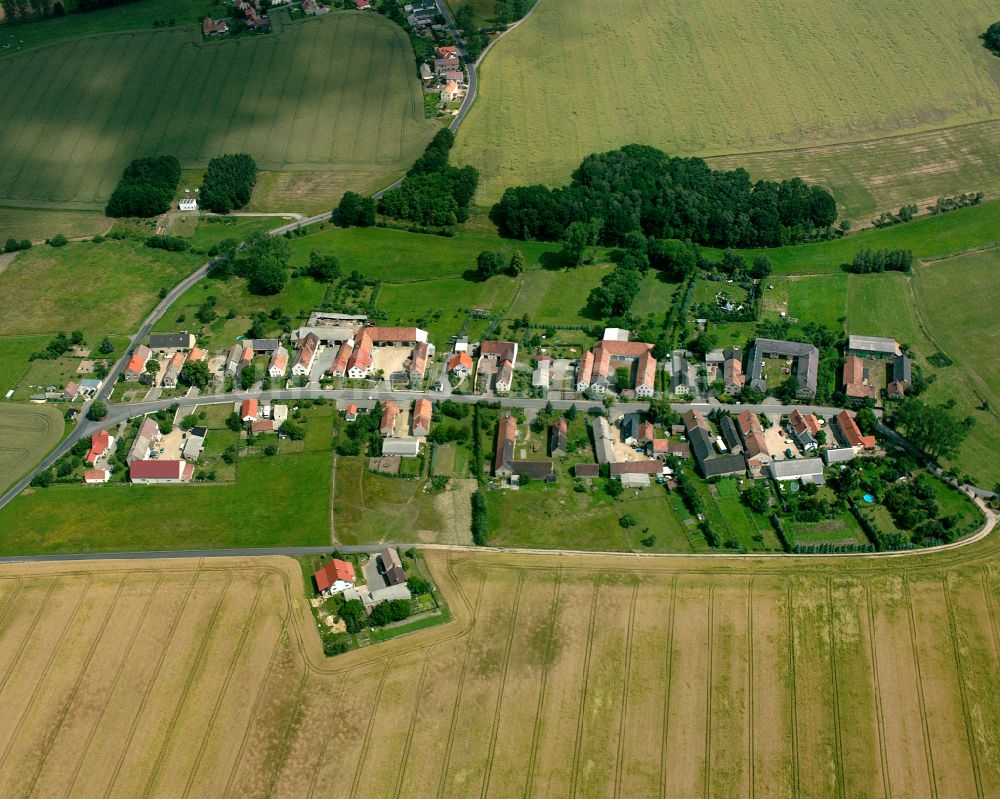 Niegeroda aus der Vogelperspektive: Dorfkern am Feldrand in Niegeroda im Bundesland Sachsen, Deutschland