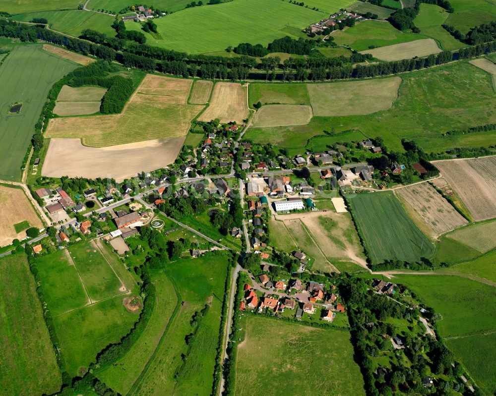 Niendorf aus der Vogelperspektive: Dorfkern am Feldrand in Niendorf im Bundesland Schleswig-Holstein, Deutschland