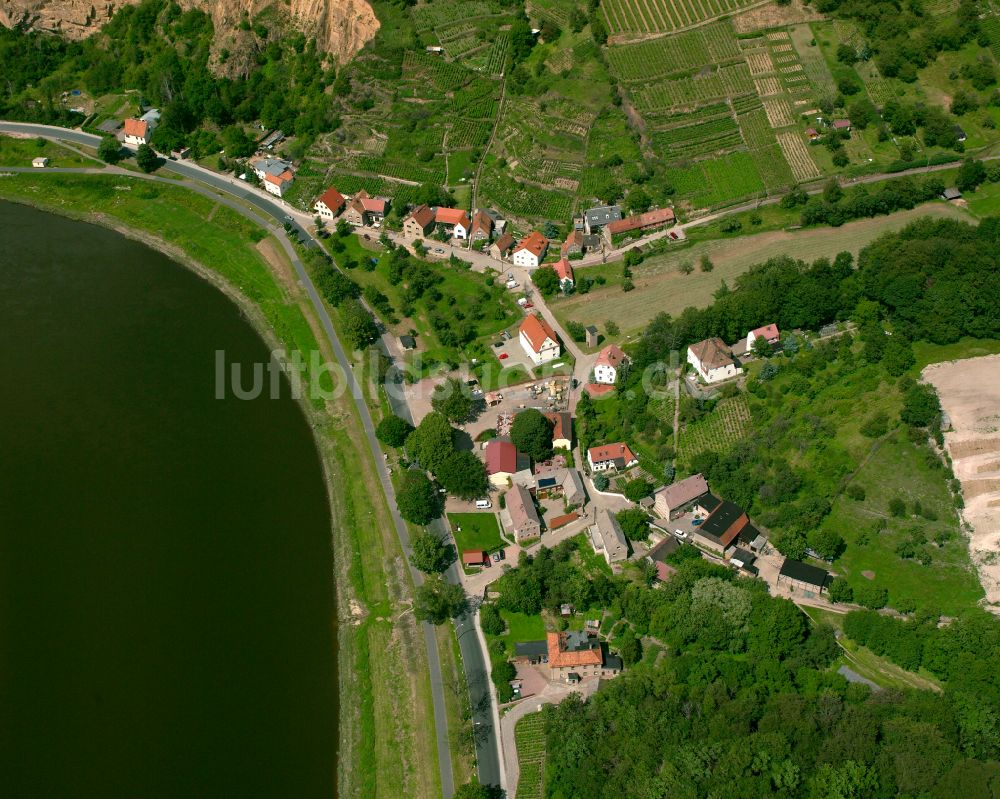 Nünchritz aus der Vogelperspektive: Dorfkern am Feldrand in Nünchritz im Bundesland Sachsen, Deutschland