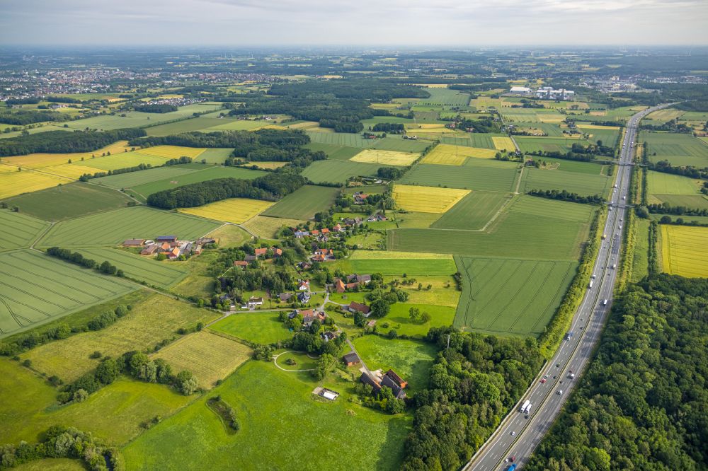 Norddinker aus der Vogelperspektive: Dorfkern am Feldrand in Norddinker im Bundesland Nordrhein-Westfalen, Deutschland