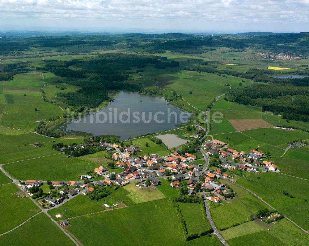 Luftaufnahme Ober-Moos - Dorfkern am Feldrand in Ober-Moos im Bundesland Hessen, Deutschland