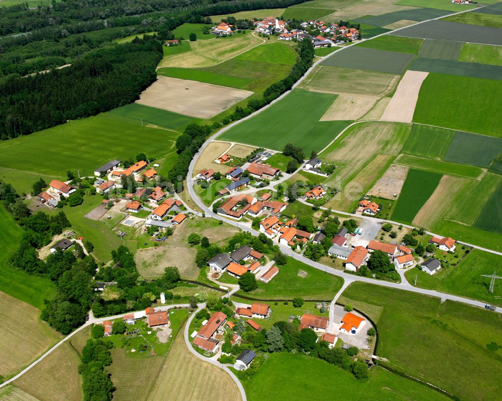 Luftbild Oberholzhausen - Dorfkern am Feldrand in Oberholzhausen im Bundesland Bayern, Deutschland