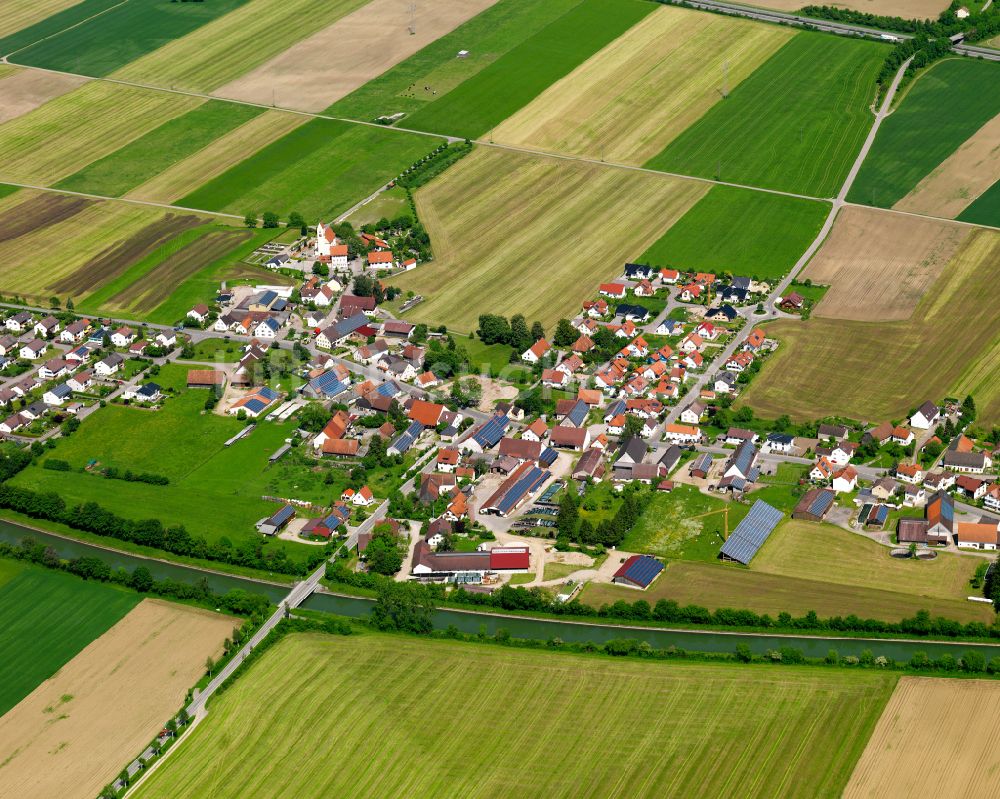 Oberopfingen von oben - Dorfkern am Feldrand in Oberopfingen im Bundesland Baden-Württemberg, Deutschland