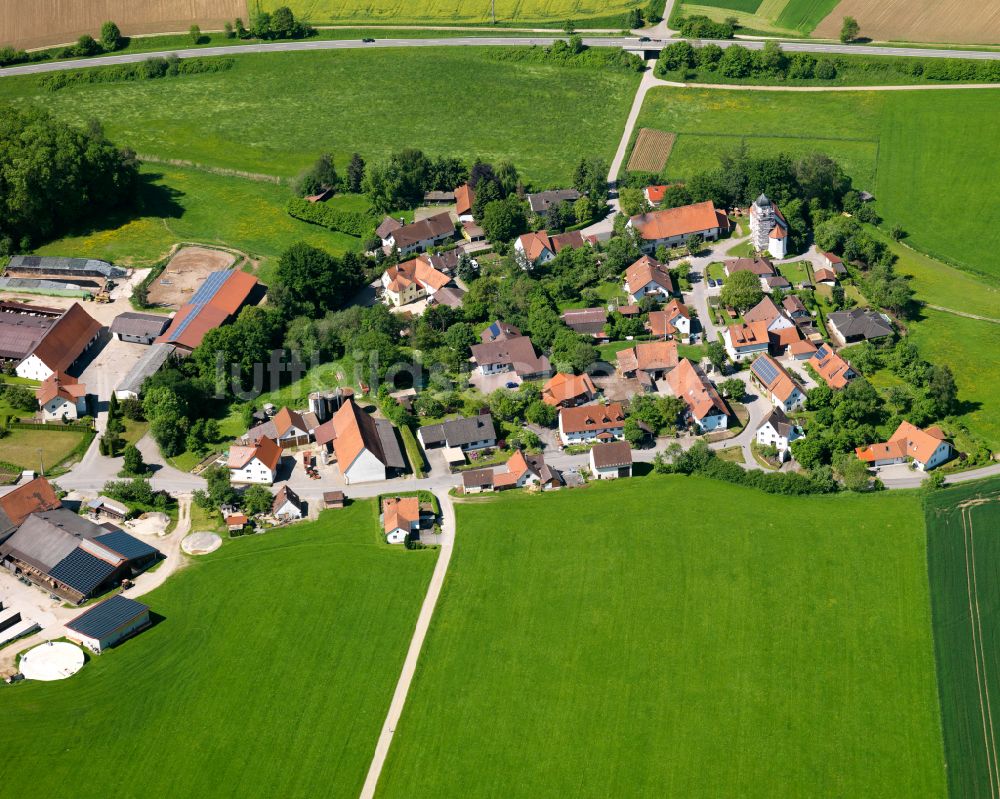 Luftbild Ochsenhausen - Dorfkern am Feldrand in Ochsenhausen im Bundesland Baden-Württemberg, Deutschland