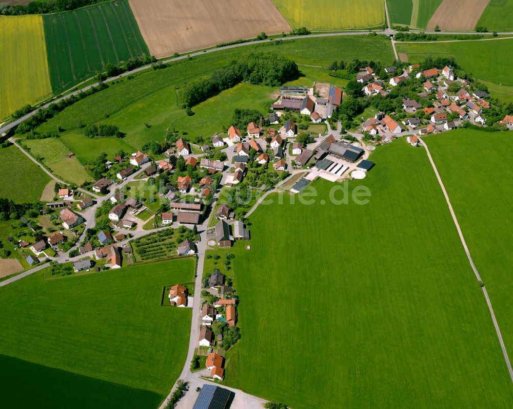 Luftaufnahme Ochsenhausen - Dorfkern am Feldrand in Ochsenhausen im Bundesland Baden-Württemberg, Deutschland
