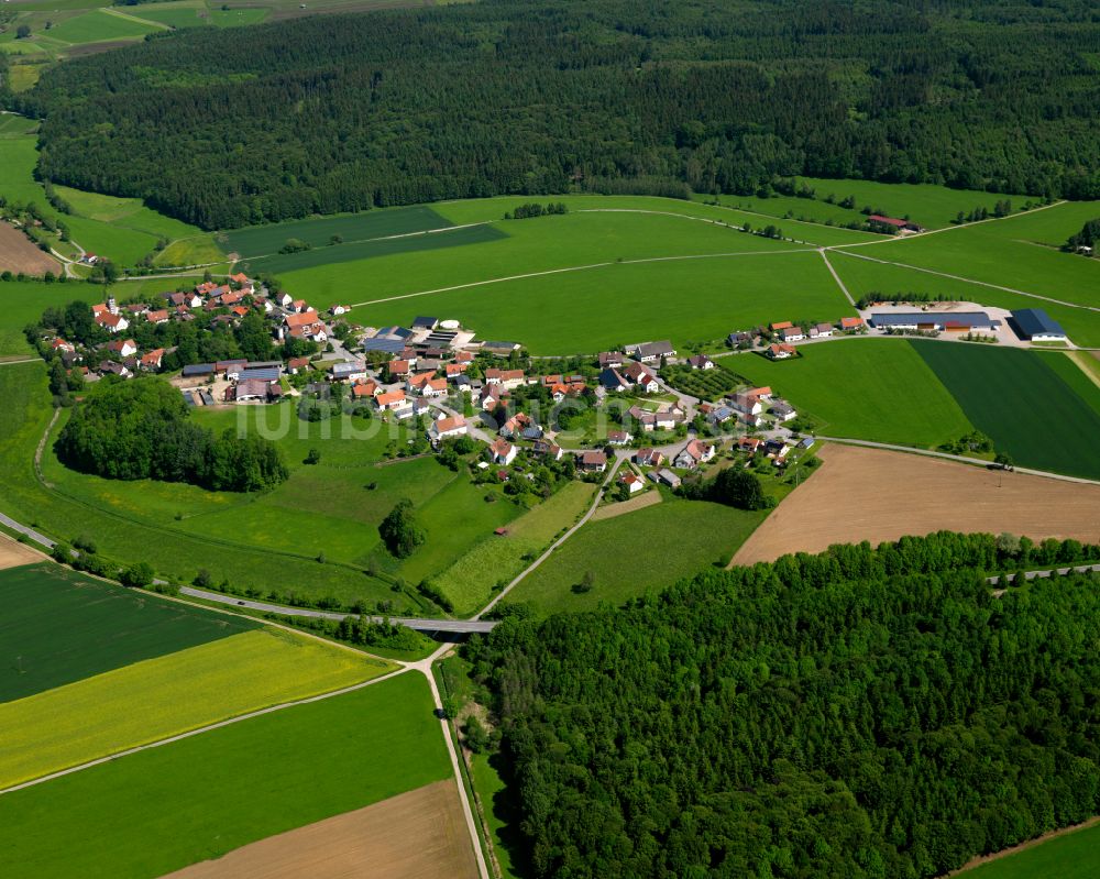 Ochsenhausen aus der Vogelperspektive: Dorfkern am Feldrand in Ochsenhausen im Bundesland Baden-Württemberg, Deutschland