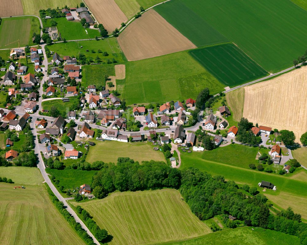 Ochsenhausen aus der Vogelperspektive: Dorfkern am Feldrand in Ochsenhausen im Bundesland Baden-Württemberg, Deutschland