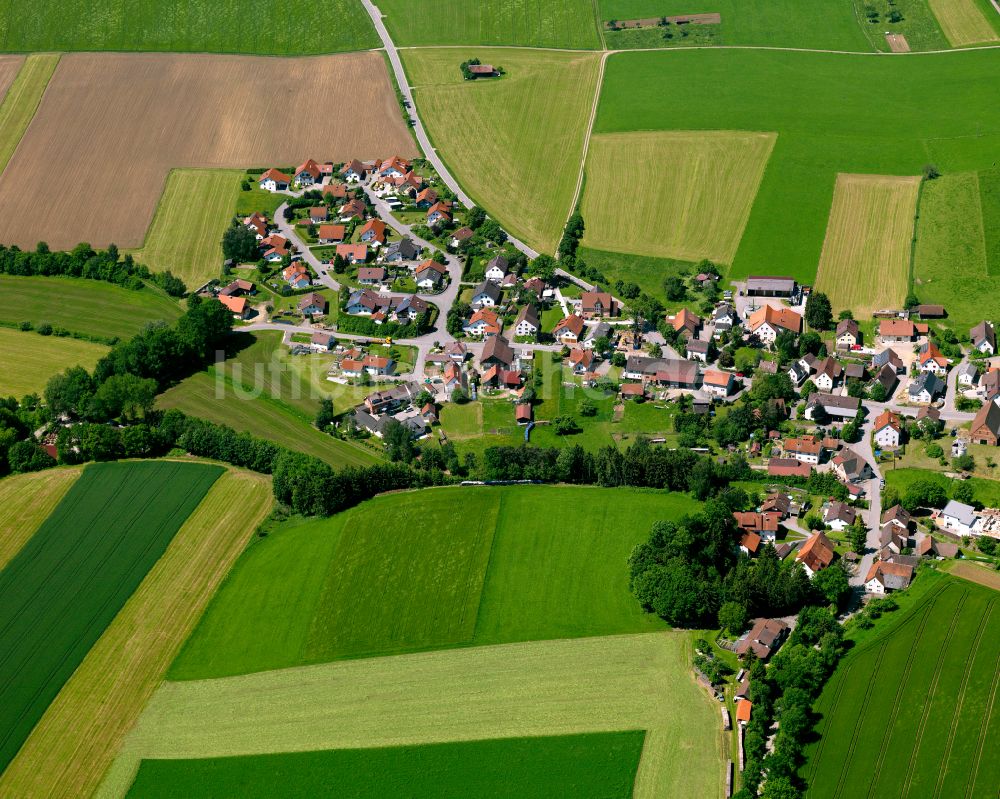Luftaufnahme Ochsenhausen - Dorfkern am Feldrand in Ochsenhausen im Bundesland Baden-Württemberg, Deutschland