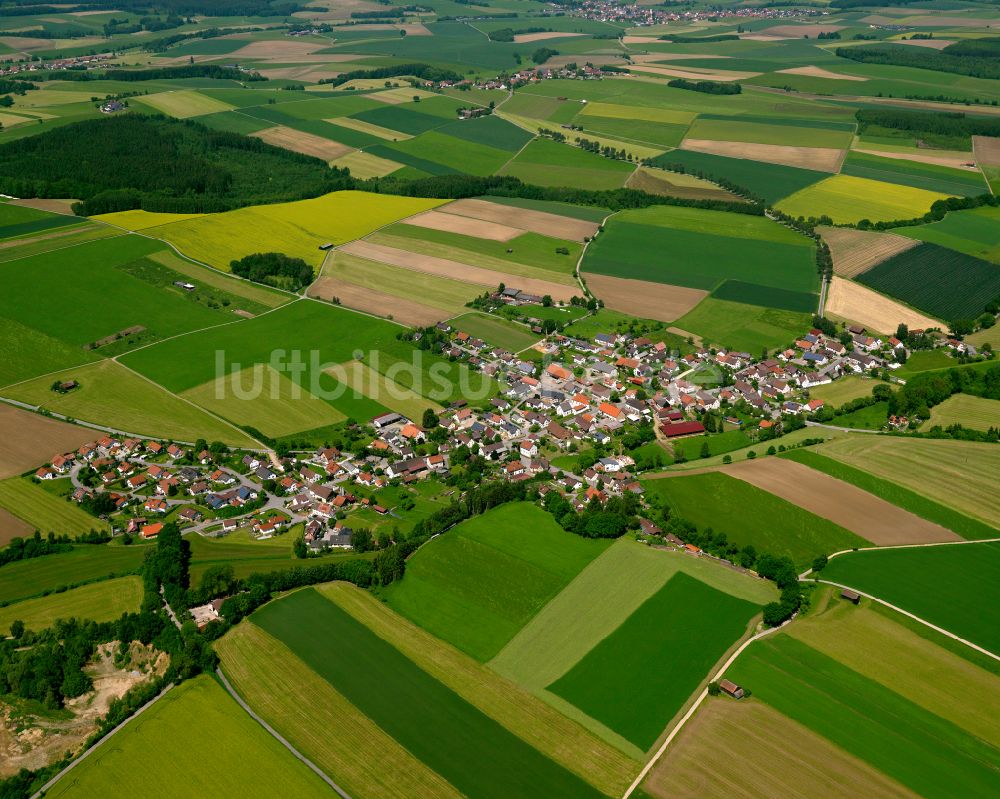 Ochsenhausen von oben - Dorfkern am Feldrand in Ochsenhausen im Bundesland Baden-Württemberg, Deutschland