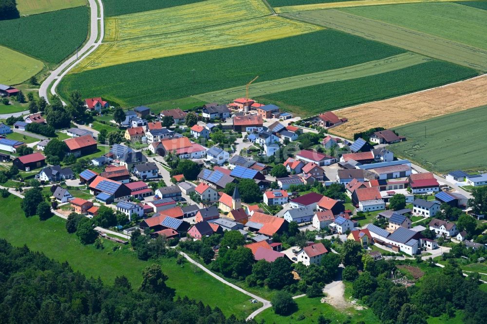 Oening aus der Vogelperspektive: Dorfkern am Feldrand in Oening im Bundesland Bayern, Deutschland