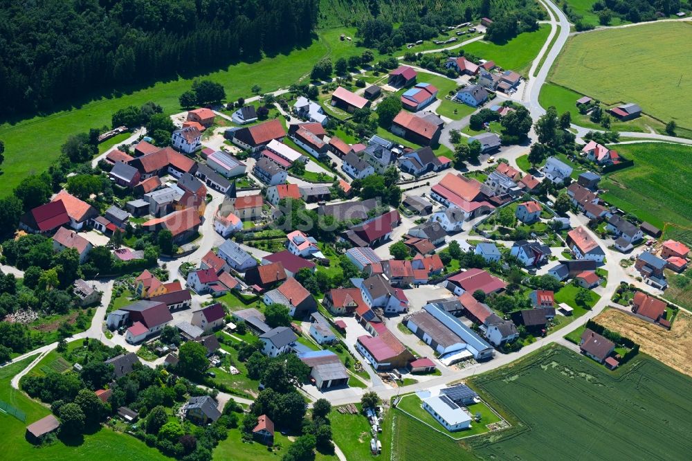 Oening von oben - Dorfkern am Feldrand in Oening im Bundesland Bayern, Deutschland