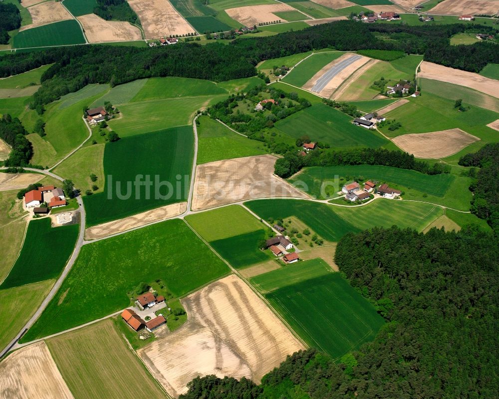 Ofen aus der Vogelperspektive: Dorfkern am Feldrand in Ofen im Bundesland Bayern, Deutschland