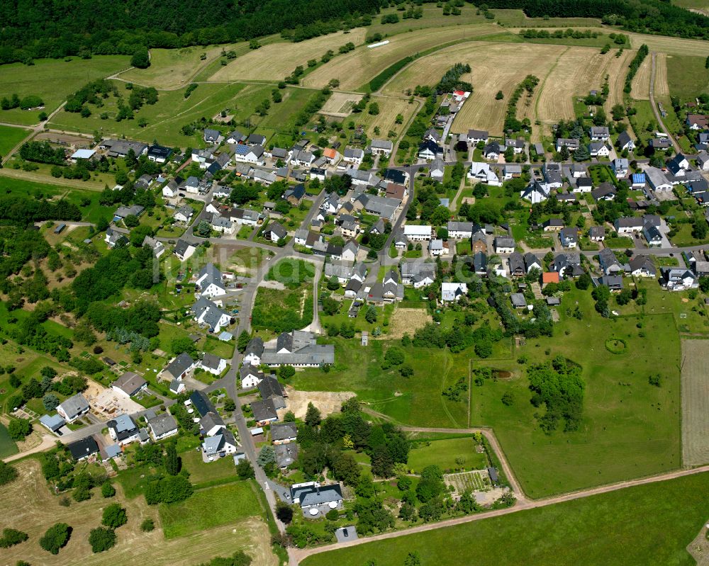 Oppenhausen aus der Vogelperspektive: Dorfkern am Feldrand in Oppenhausen im Bundesland Rheinland-Pfalz, Deutschland