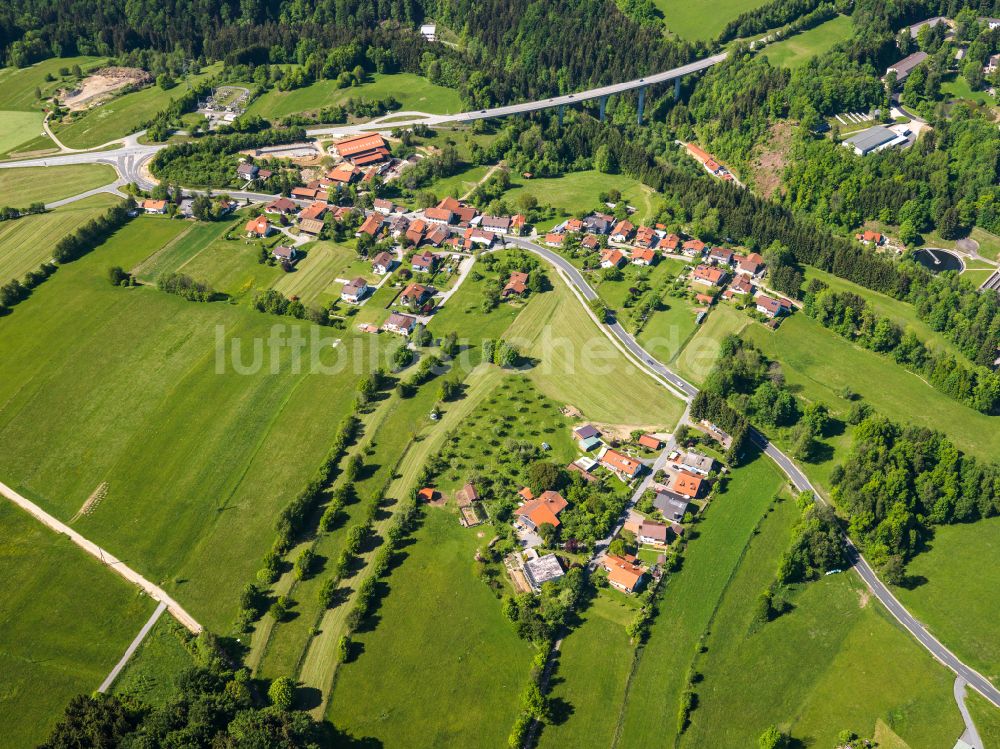 Ort von oben - Dorfkern am Feldrand in Ort im Bundesland Bayern, Deutschland