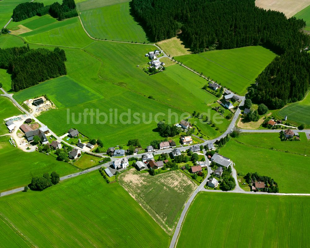 Ort aus der Vogelperspektive: Dorfkern am Feldrand in Ort im Bundesland Bayern, Deutschland