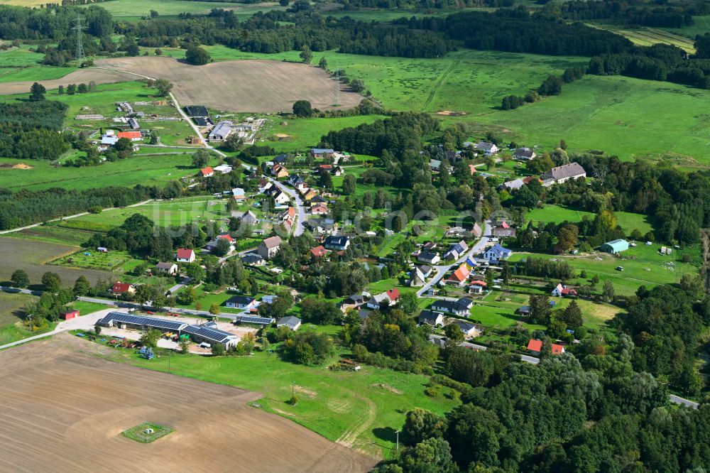 Luftaufnahme Groß Teetzleben - Dorfkern am Feldrand im Ortsteil Klein Teetzleben in Groß Teetzleben im Bundesland Mecklenburg-Vorpommern, Deutschland