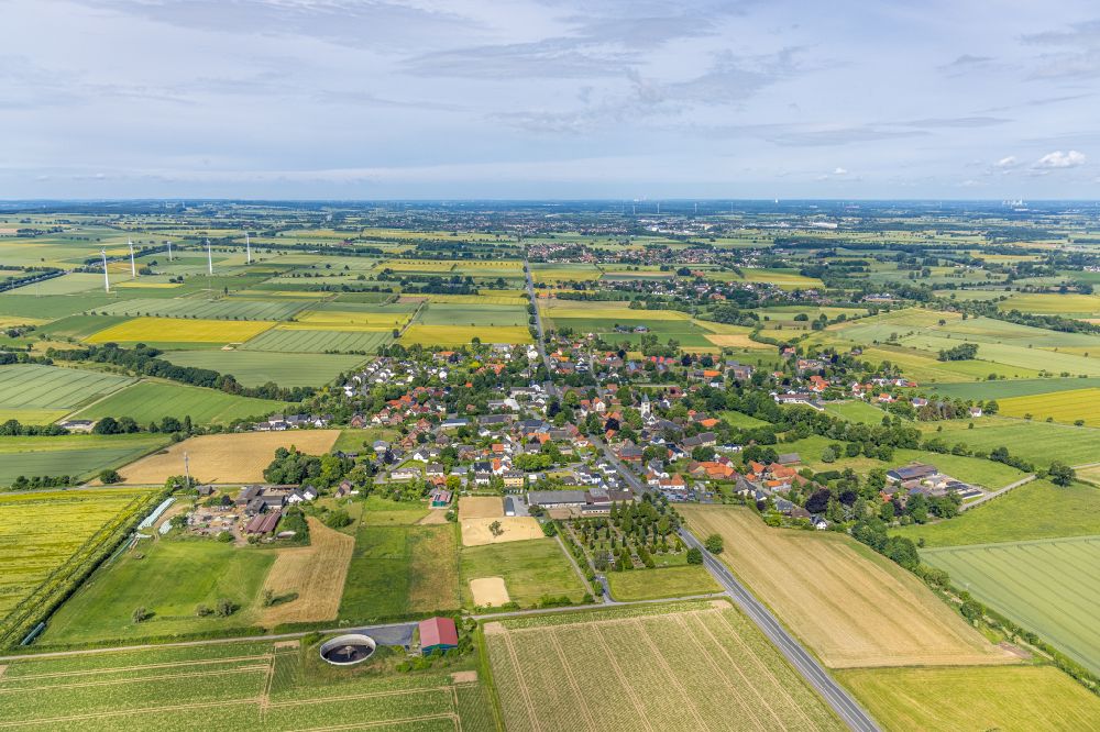 Ostönnen aus der Vogelperspektive: Dorfkern am Feldrand in Ostönnen im Bundesland Nordrhein-Westfalen, Deutschland