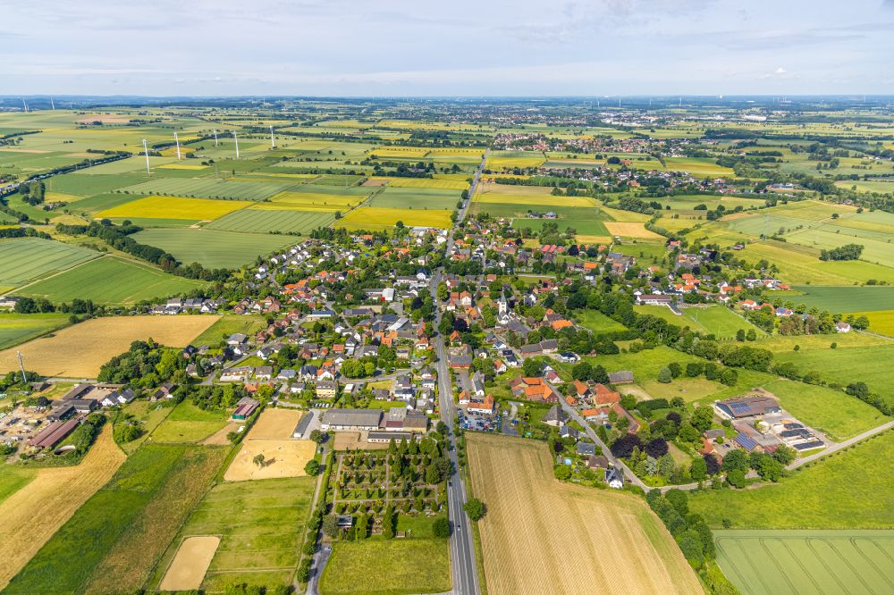 Luftbild Ostönnen - Dorfkern am Feldrand in Ostönnen im Bundesland Nordrhein-Westfalen, Deutschland