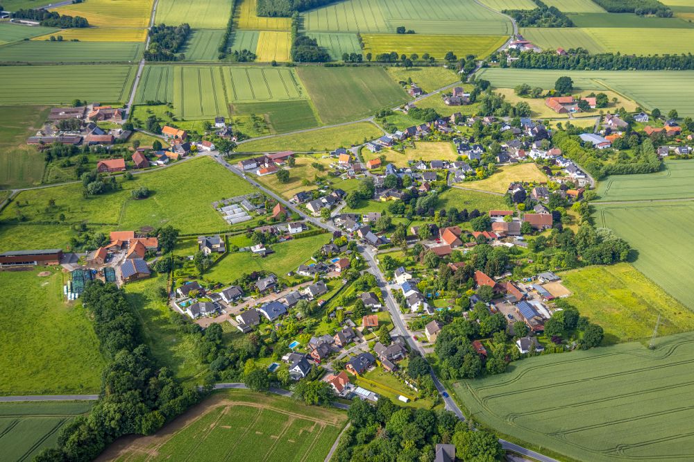 Osttünnen aus der Vogelperspektive: Dorfkern am Feldrand in Osttünnen im Bundesland Nordrhein-Westfalen, Deutschland