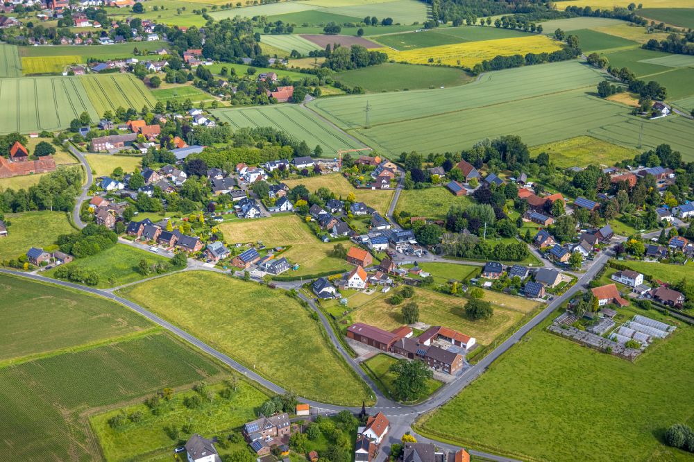 Luftbild Osttünnen - Dorfkern am Feldrand in Osttünnen im Bundesland Nordrhein-Westfalen, Deutschland