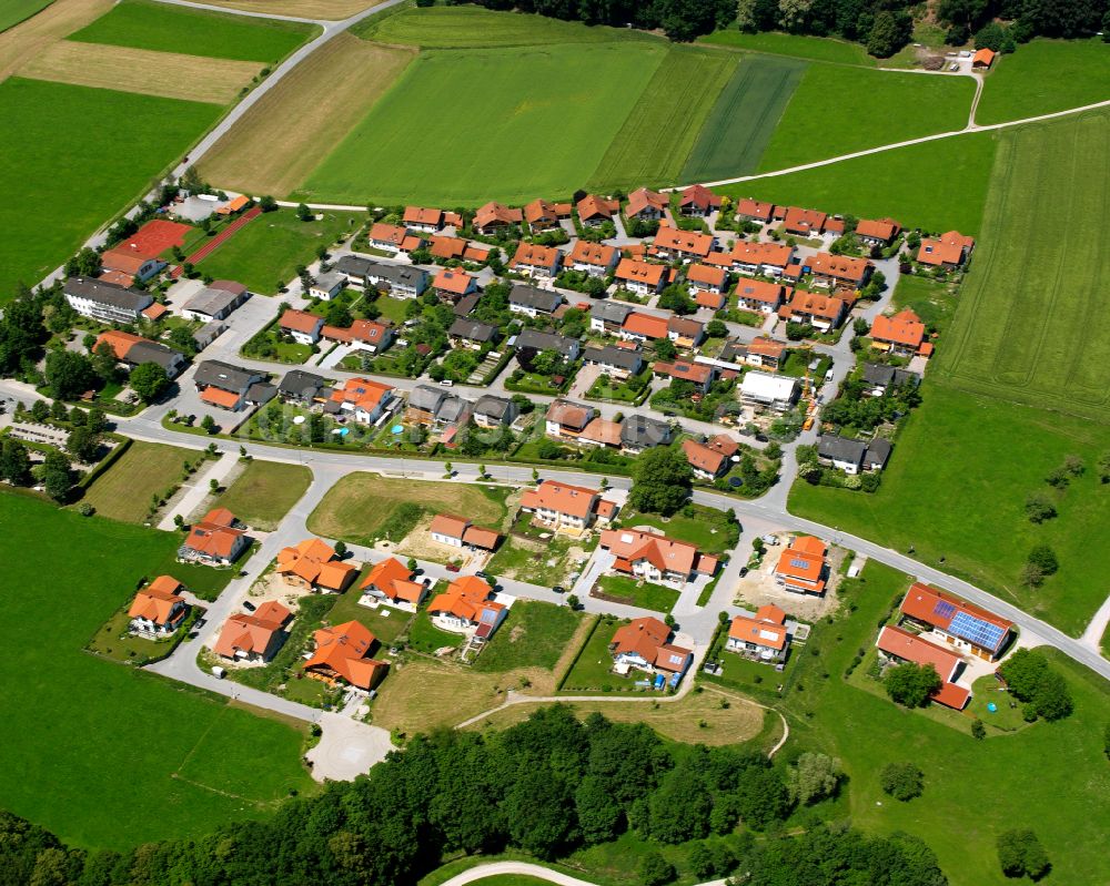 Perach aus der Vogelperspektive: Dorfkern am Feldrand in Perach im Bundesland Bayern, Deutschland