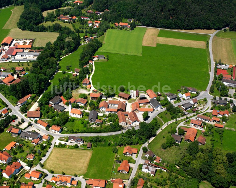 Luftbild Perach - Dorfkern am Feldrand in Perach im Bundesland Bayern, Deutschland