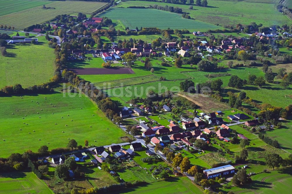 Perdöhl aus der Vogelperspektive: Dorfkern am Feldrand in Perdöhl im Bundesland Mecklenburg-Vorpommern, Deutschland
