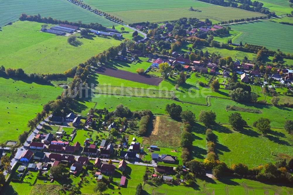 Luftaufnahme Perdöhl - Dorfkern am Feldrand in Perdöhl im Bundesland Mecklenburg-Vorpommern, Deutschland