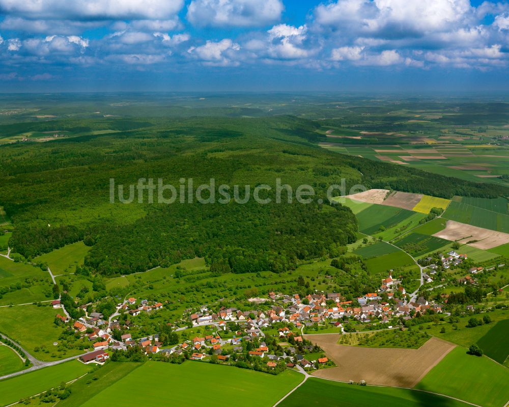 Pflummern von oben - Dorfkern am Feldrand in Pflummern im Bundesland Baden-Württemberg, Deutschland