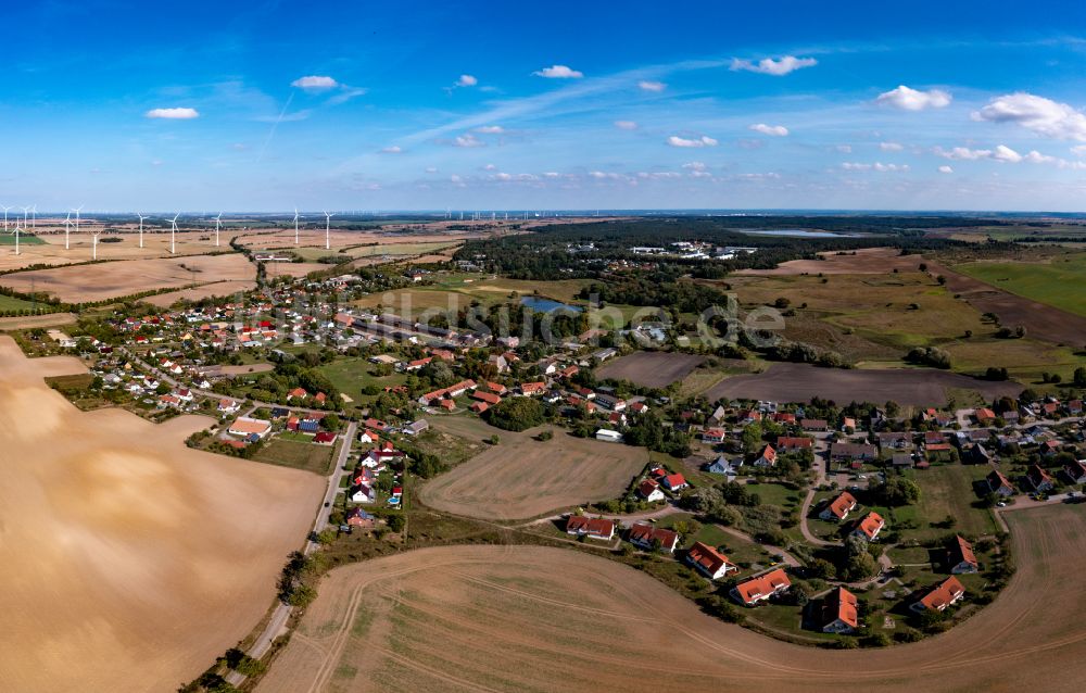 Luftbild Pinnow - Dorfkern am Feldrand in Pinnow im Bundesland Brandenburg, Deutschland