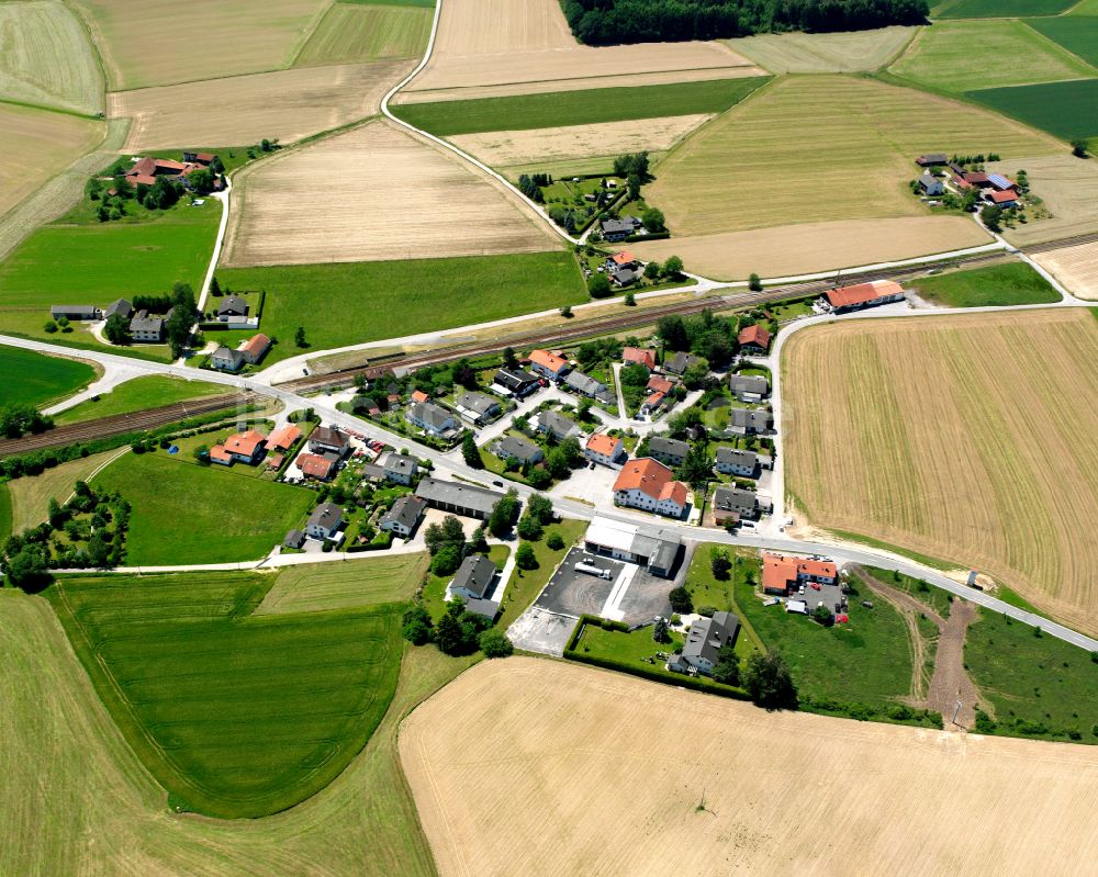 Pirach von oben - Dorfkern am Feldrand in Pirach im Bundesland Bayern, Deutschland