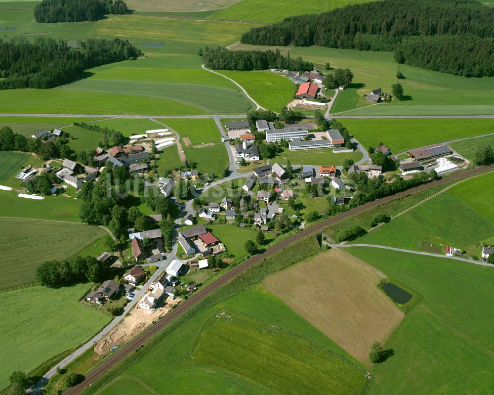 Poppenreuth von oben - Dorfkern am Feldrand in Poppenreuth im Bundesland Bayern, Deutschland