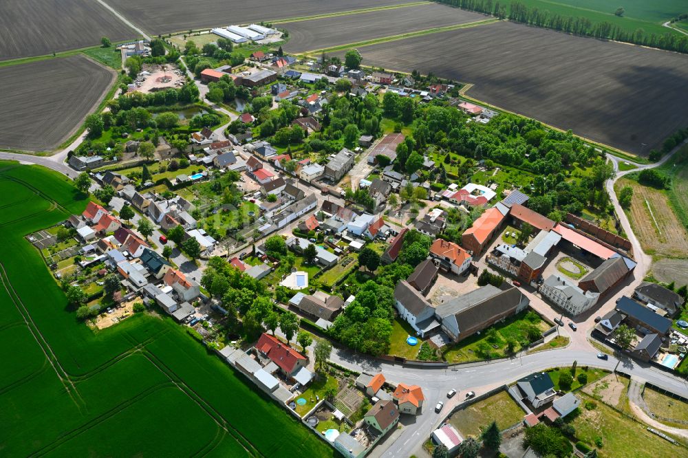 Porst aus der Vogelperspektive: Dorfkern am Feldrand in Porst im Bundesland Sachsen-Anhalt, Deutschland