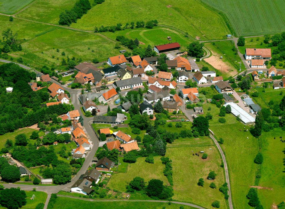 Potzbach aus der Vogelperspektive: Dorfkern am Feldrand in Potzbach im Bundesland Rheinland-Pfalz, Deutschland