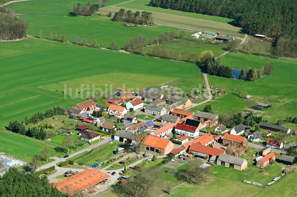 Luftbild Randow - Dorfkern am Feldrand in Randow im Bundesland Brandenburg, Deutschland