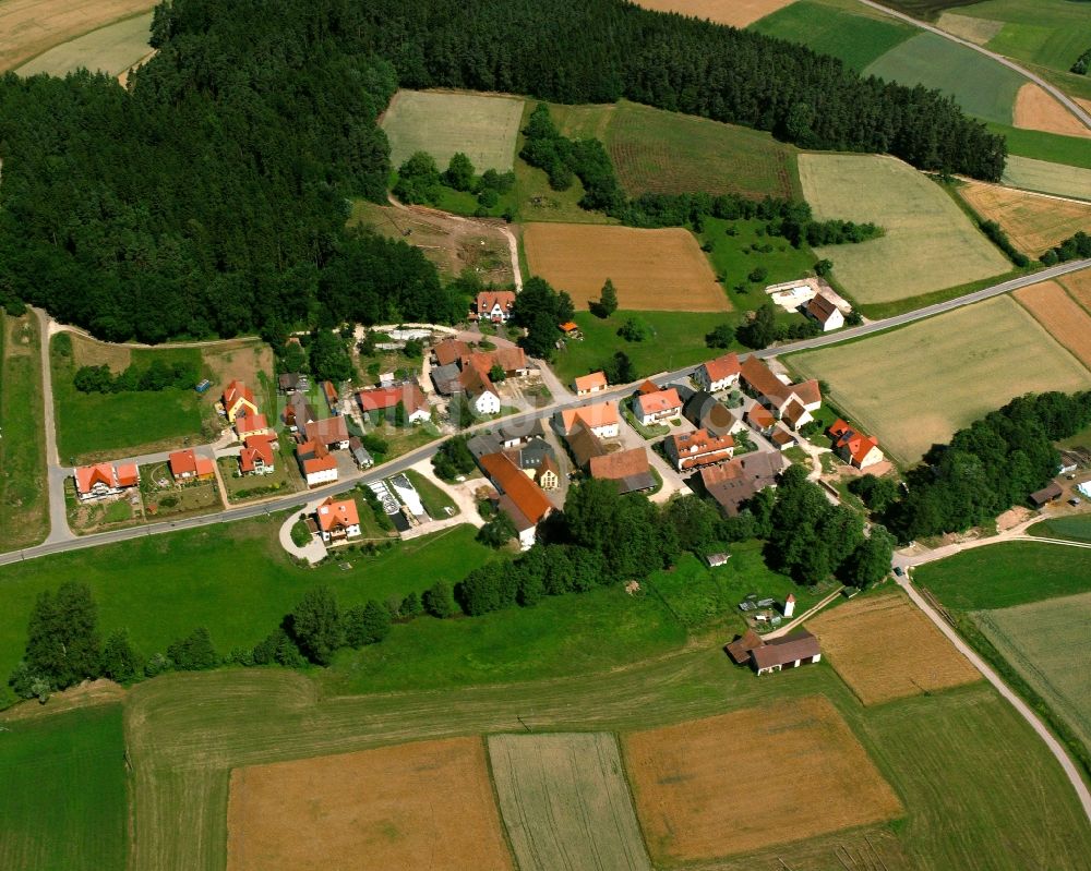 Rückersdorf aus der Vogelperspektive: Dorfkern am Feldrand in Rückersdorf im Bundesland Bayern, Deutschland