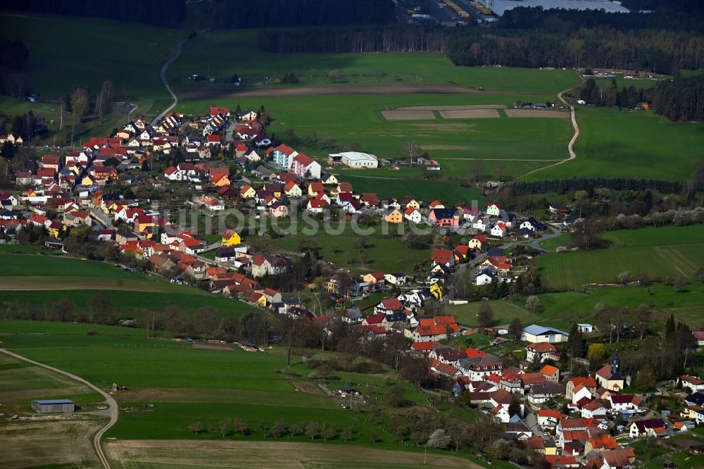 Luftaufnahme Reichenbach - Dorfkern am Feldrand in Reichenbach im Bundesland Thüringen, Deutschland