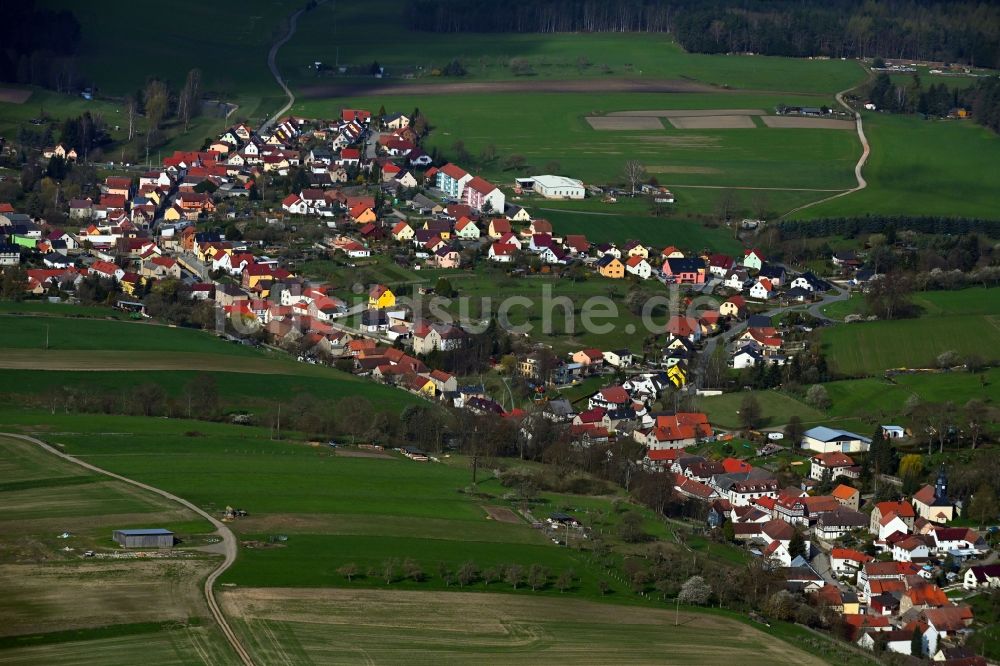 Reichenbach von oben - Dorfkern am Feldrand in Reichenbach im Bundesland Thüringen, Deutschland