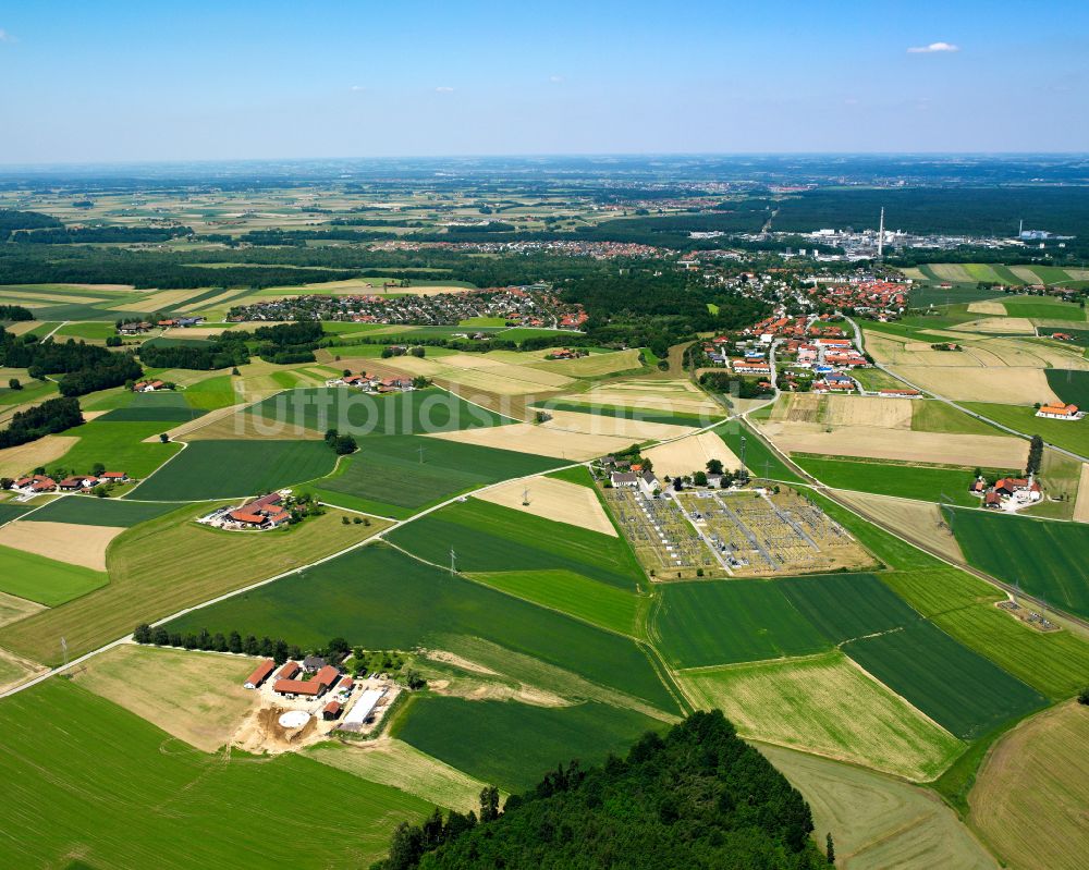 Reichstraß aus der Vogelperspektive: Dorfkern am Feldrand in Reichstraß im Bundesland Bayern, Deutschland