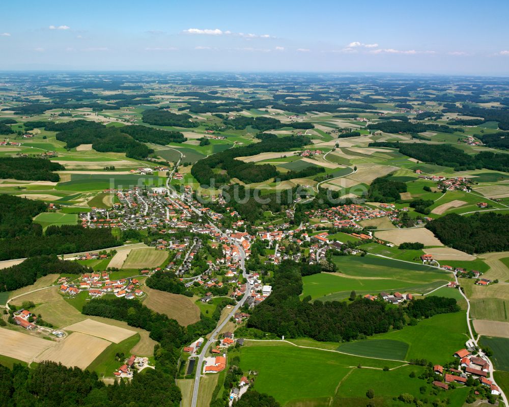 Luftaufnahme Reischach - Dorfkern am Feldrand in Reischach im Bundesland Bayern, Deutschland