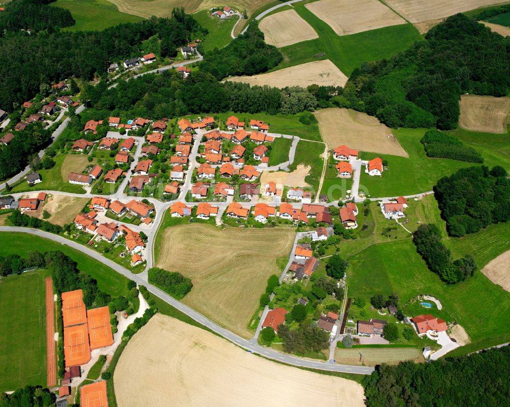 Reischach von oben - Dorfkern am Feldrand in Reischach im Bundesland Bayern, Deutschland