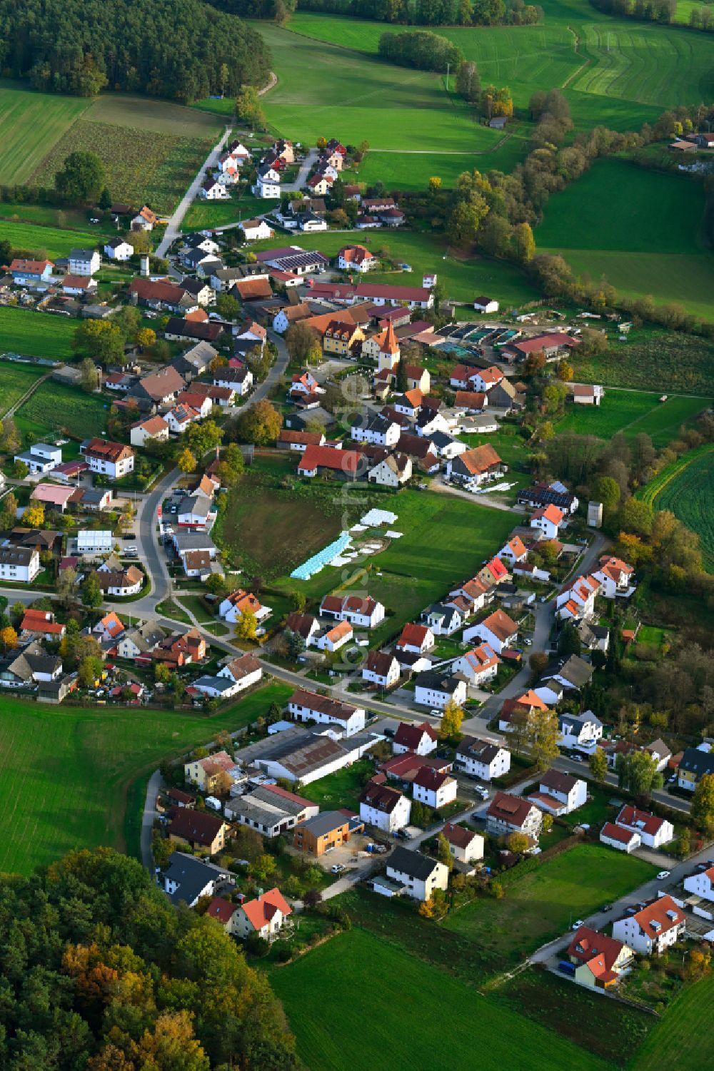 Richtheim von oben - Dorfkern am Feldrand in Richtheim im Bundesland Bayern, Deutschland