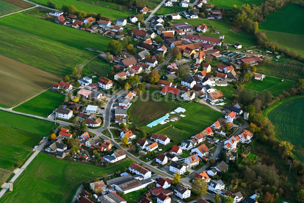 Richtheim aus der Vogelperspektive: Dorfkern am Feldrand in Richtheim im Bundesland Bayern, Deutschland