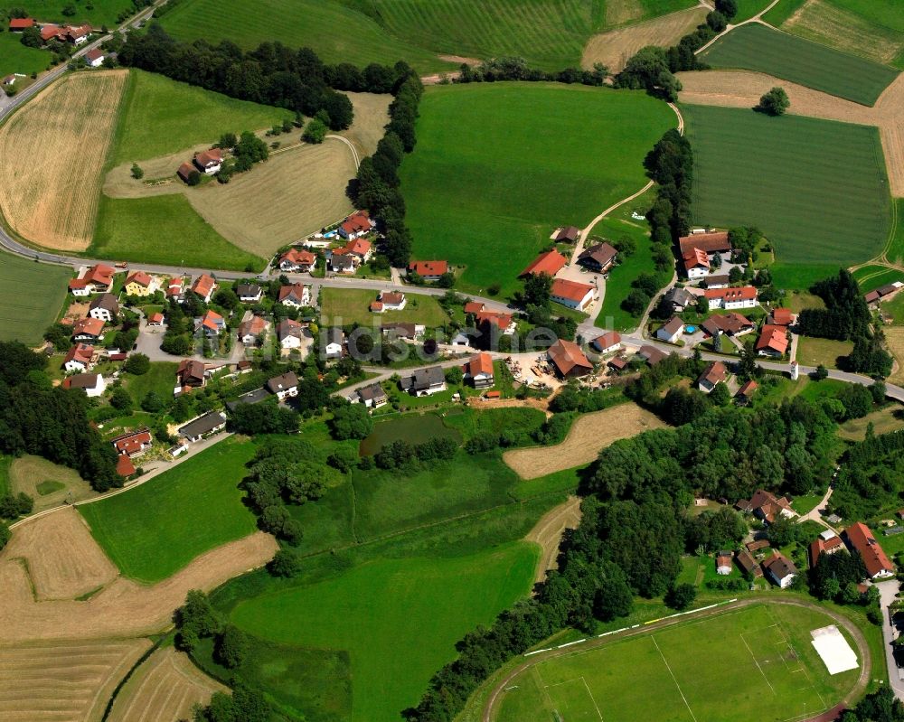 Ried von oben - Dorfkern am Feldrand in Ried im Bundesland Bayern, Deutschland