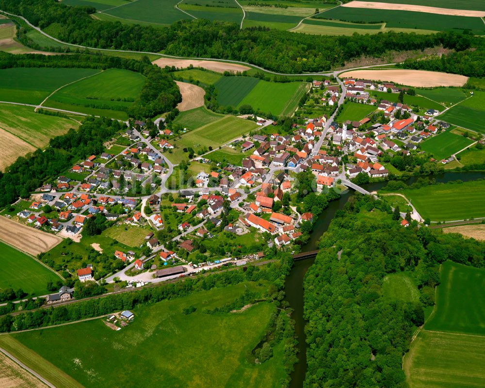 Riedlingen aus der Vogelperspektive: Dorfkern am Feldrand in Riedlingen im Bundesland Baden-Württemberg, Deutschland